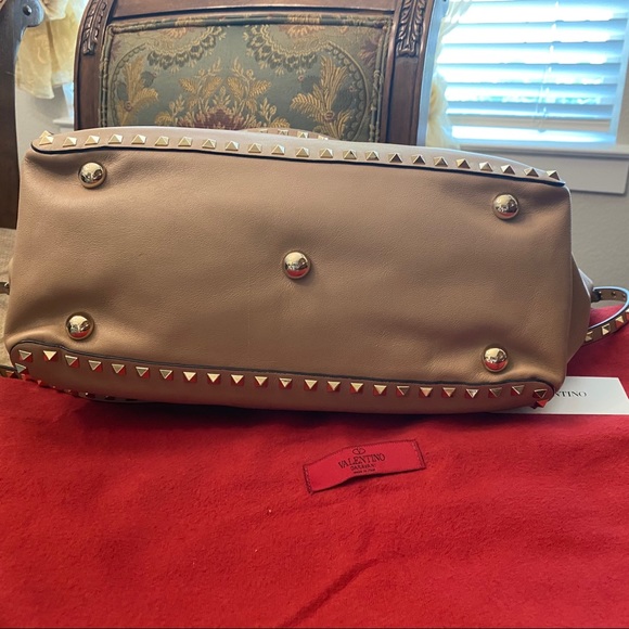 Valentino Garavani Rockstud medium tote 👜 - Picture 5 of 9